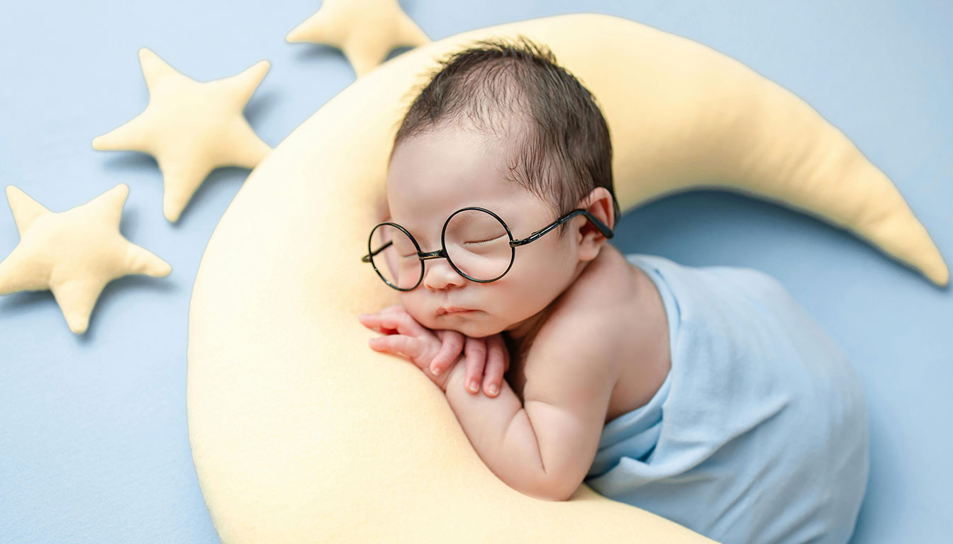 Posing Newborns: A Guide to Safe and Beautiful Poses